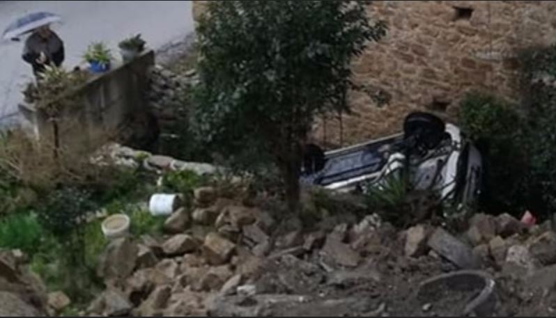 Campania: cede la strada, auto inghiottita in una profonda voragine