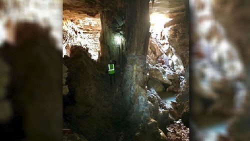 Voragine si apre su una strada e rivela una grotta sotterranea