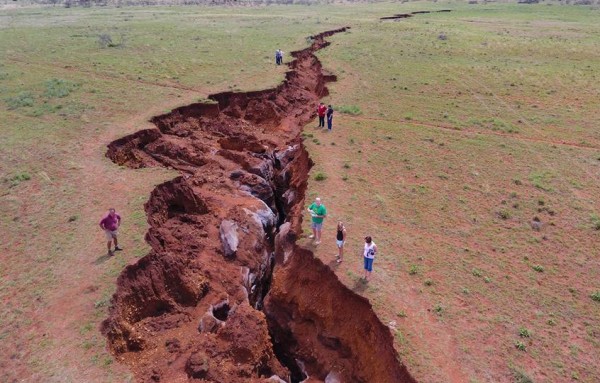 Africa: enorme crepa si apre in Kenya, voragine inghiotte autostrada