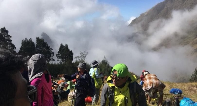 Paura per 560 escursionisti. Bloccati sul vulcano dell’isola di Lombok