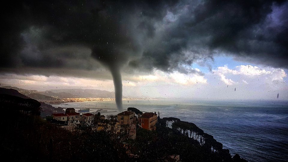 Tromba marina a Salerno, un video riprende il ‘landfall’: container del porto rovesciati