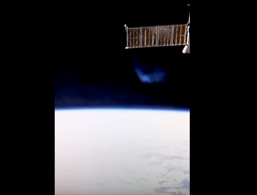 Oggetto misterioso avvistato in diretta dalla Stazione Spaziale, il video