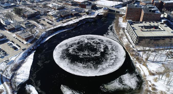 Un enorme cerchio di ghiaccio nel fiume Presumpscot