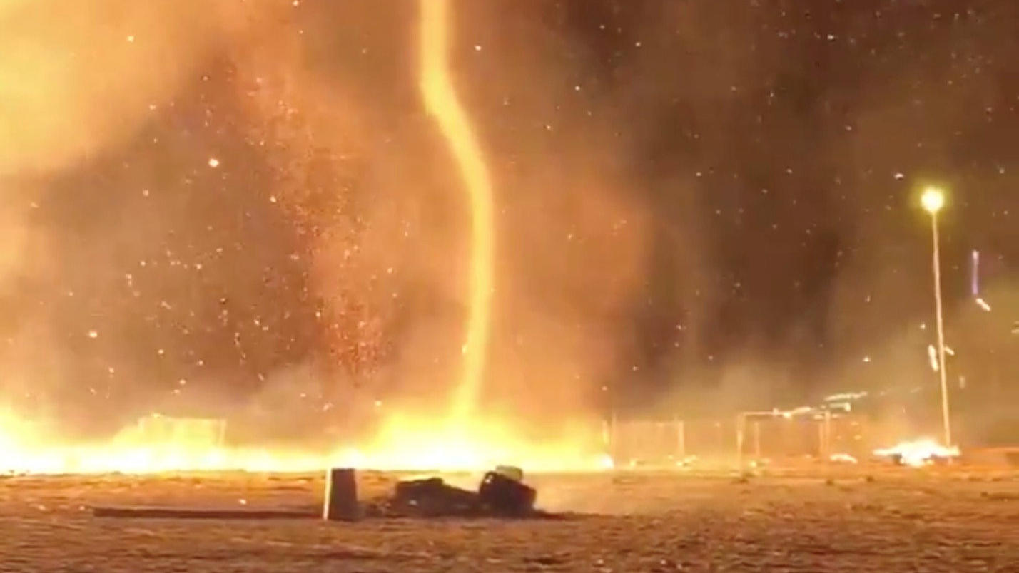 Olanda: dal falò sulla spiaggia si innalza colossale vortice di fuoco, il video
