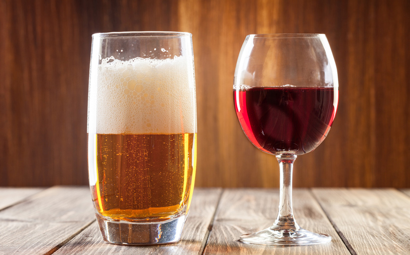 Cosa succede al nostro corpo se beviamo birra e vino insieme? Una ricerca spiega gli effetti