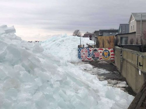 Enorme tsunami di ghiaccio sul Lago Eire, popolazione evacuata. Il video