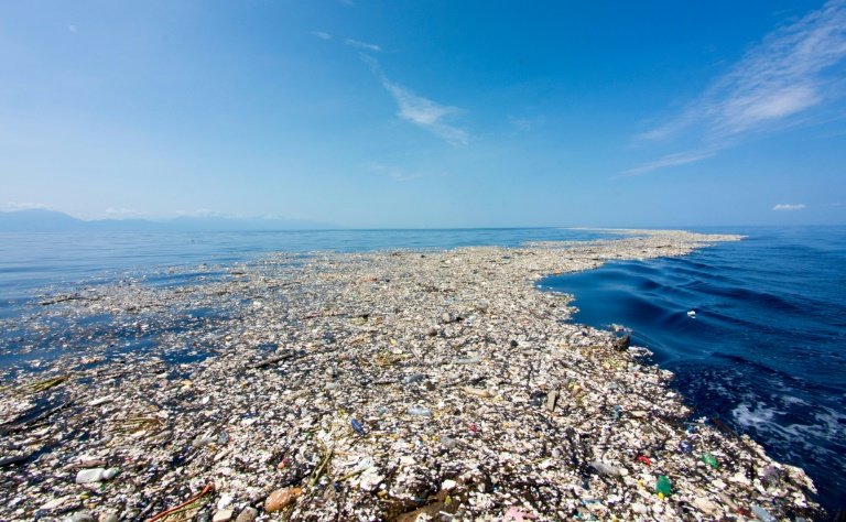 Ambiente: scoperta grande isola di plastica nel Tirreno