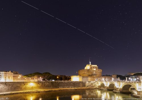 Scia luminosa fotografata su Roma; è l’ISS