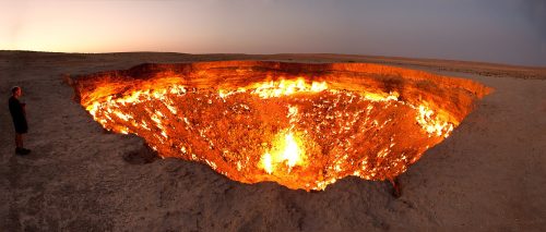 Cratere di Darvasa: drone riprende le profondità della ‘Porta dell’Inferno’. Il video