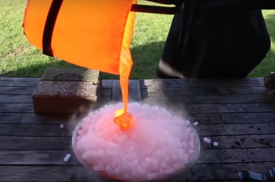 Lava sul ghiaccio secco: l’esperimento in un video
