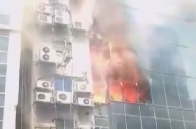 Enorme incendio divora un grattacielo a Dacca, le persone precipitano nel vuoto