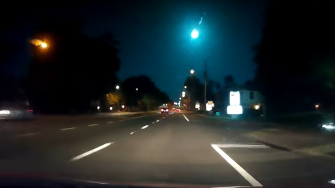 Florida: enorme palla di fuoco illumina il cielo. Il video della meteora