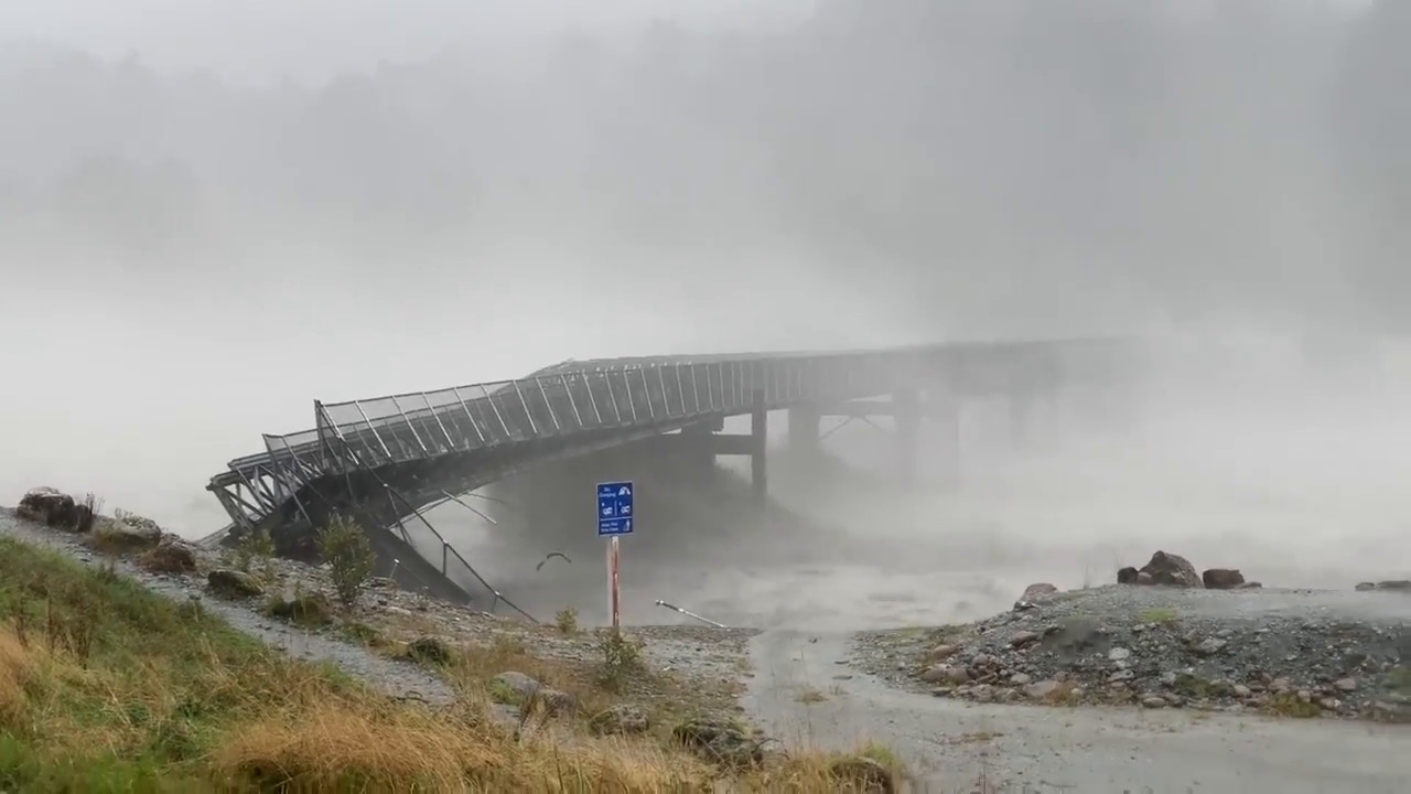 Nuova Zelanda: fiume in piena travolge ponte, il video
