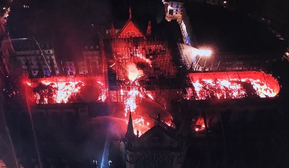 Notre Dame ripresa dal drone: ecco ciò che resta della cattedrale