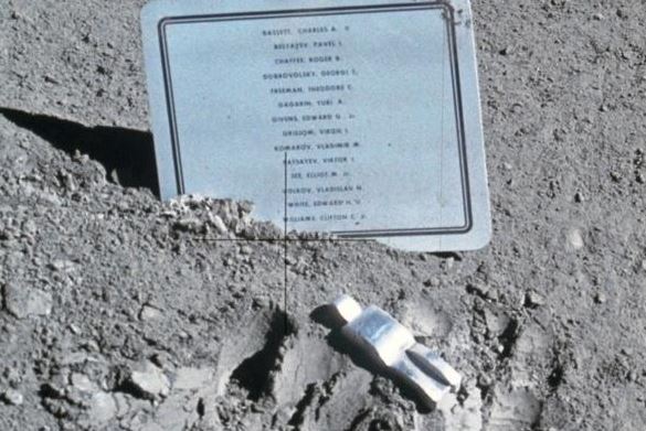 fallen-astronaut-luna-1.jpg