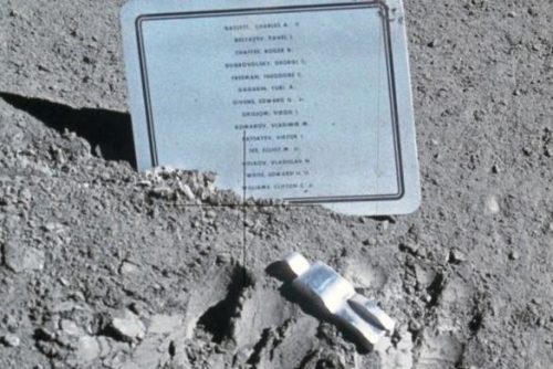 La “misteriosa” scultura di un astronauta sulla Luna, qual è il suo significato?