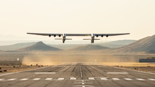 Stratolaunch, decolla l’aereo più grande al mondo. Il video