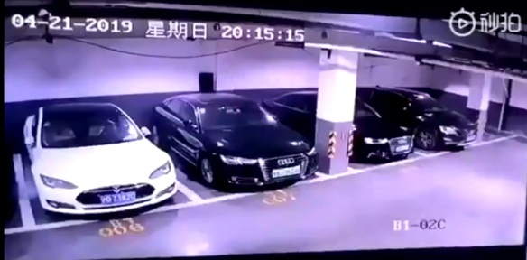 Tesla Model S esplode in un parcheggio a Shangai. Il video