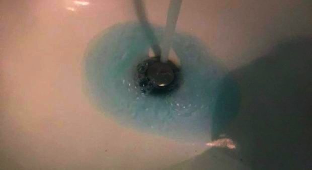 Acqua di colore azzurro dai rubinetti, mistero nel Napoletano
