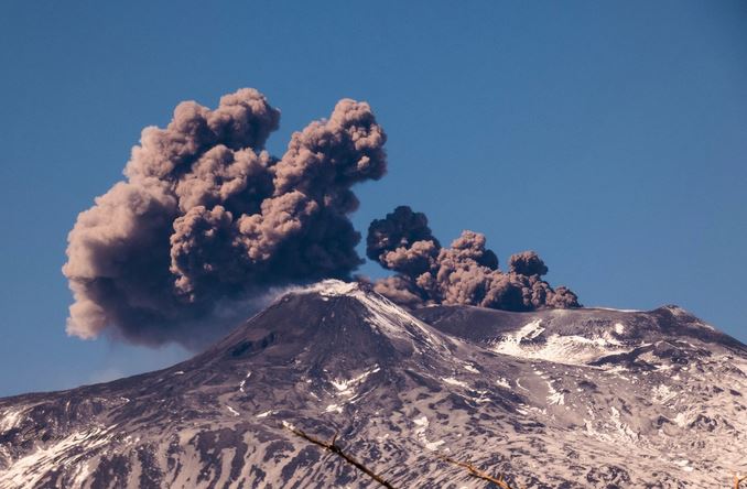 Etna, nuova eruzione: registrate colate laviche e tremori