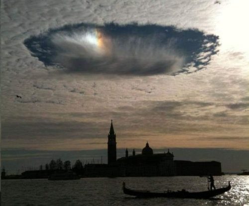 Venezia: in cielo appare colossale ”Fallstreak Hole”
