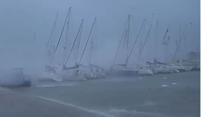 Bufera di vento e pioggia sul Garda: il lago diventa un mare in tempesta