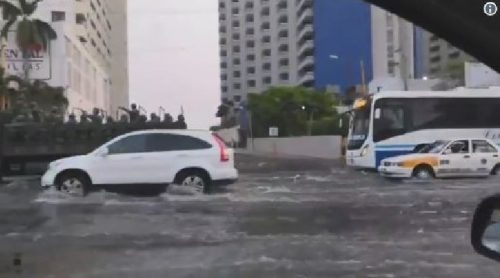 Il Mar de Fondo colpisce le coste messicane, auto travolte dalla mareggiata