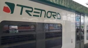 treno urta albero