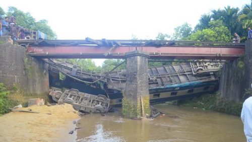Treno cade da un ponte di ferro e precipita in un fiume, 4 morti e 66 feriti
