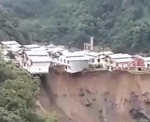 Ecuador: crollano le case dopo l’ingrossamento del fiume. Il video