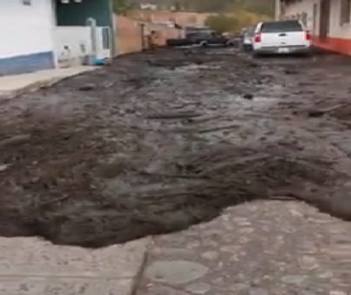 Messico: frana cade in fiume. L’acqua inonda un villaggio. Il video