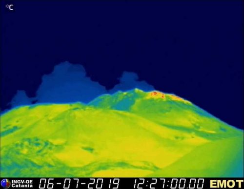 Etna: registrate forti esplosioni. Il livello passa a rosso