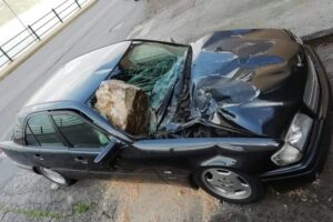 sasso su auto
