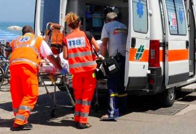 Tromba d’aria sulla spiaggia in Sardegna, feriti due bambini