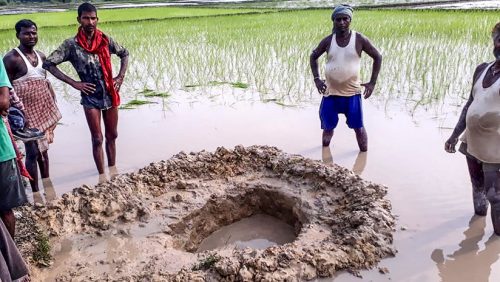 India: meteorite precipita in campo di riso