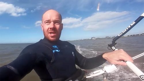 Kitesurfer filma la sua impresa: bolide spaziale appare alle sue spalle