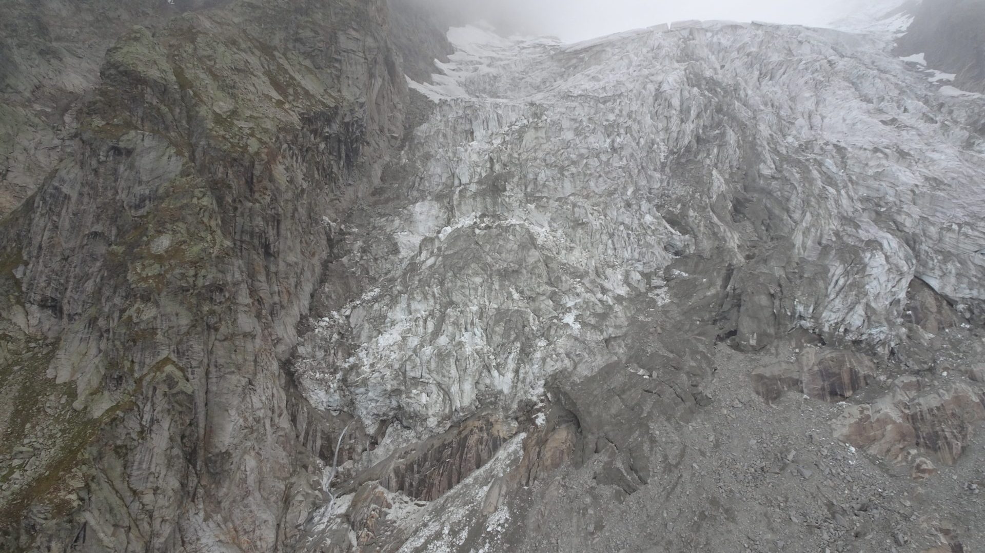 Ghiacciaio del Monte Bianco: blocco di 27mila metri cubi accelera la caduta