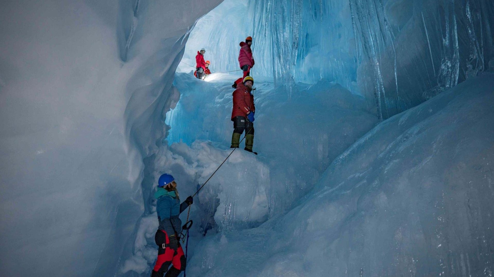 Antartide: scoperta enorme grotta con fiumi e laghi