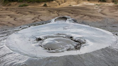 Esplosioni, crepe e zolfo: il vulcano di fango Piparo si prepara all’eruzione