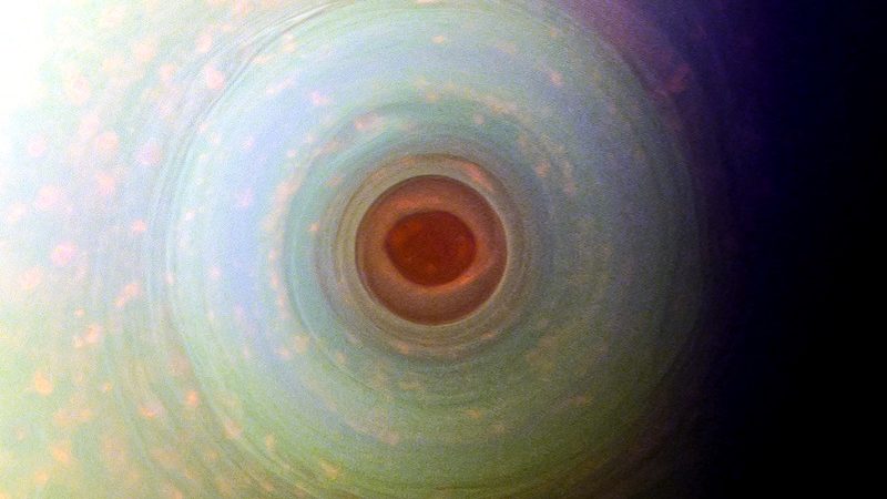 Saturno: fotografato un ”occhio inquietante” al polo sud