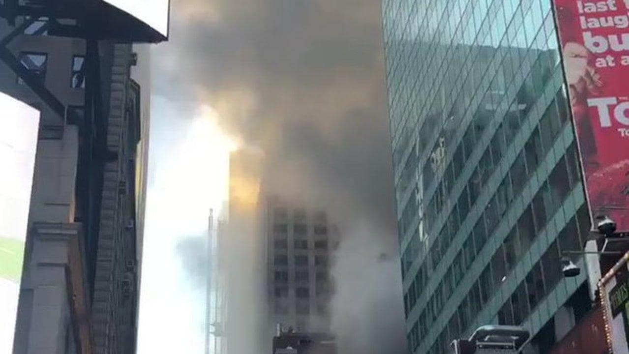 Incendio a New York: a fuoco edificio a Time Square