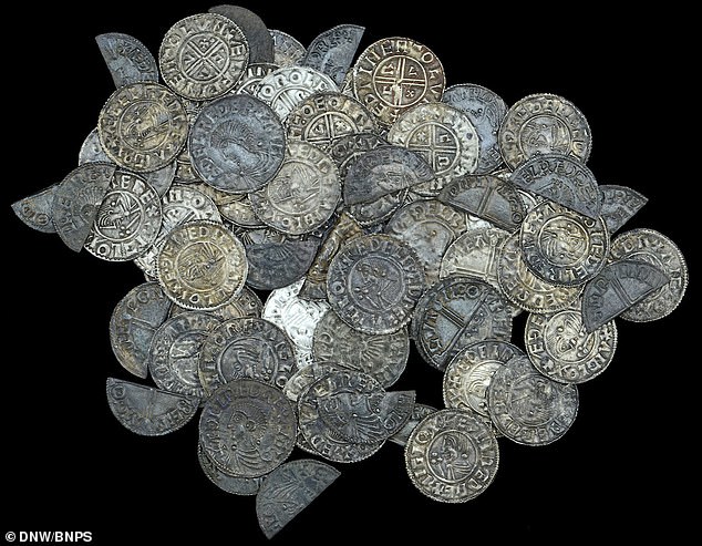 Inghilterra: scopre 99 monete d’argento con il metal detector