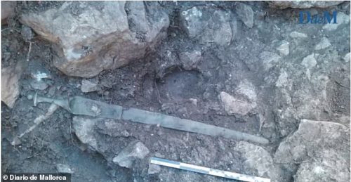 Spagna: antichissima spada nella roccia scoperta a Maiorca
