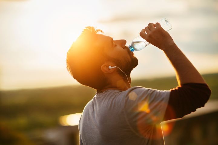Bere acqua aiuta a prevenire l’influenza
