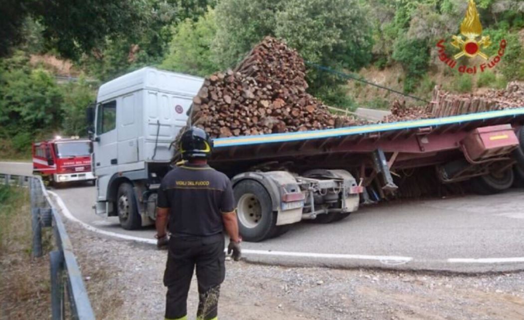 Tir perde il carico, tonnellate di legname su un’auto: morto un 15enne