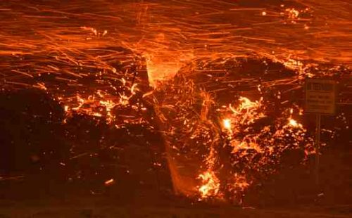 Enorme incendio colpisce Los Angeles: evacuate 100mila persone