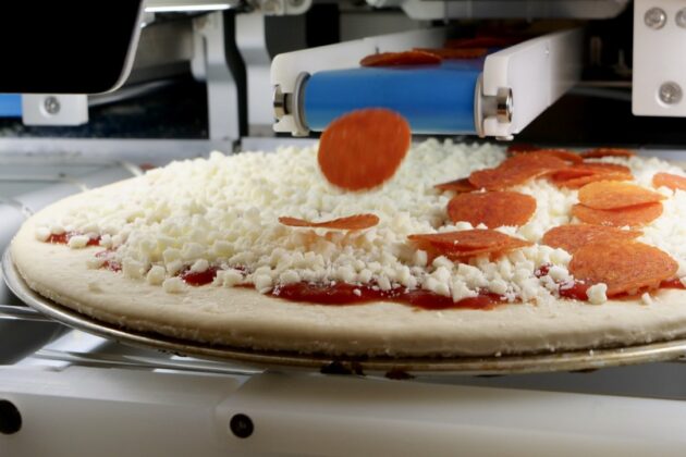 USA: arriva il robot della pizza. Può produrre 300 pizze all’ora