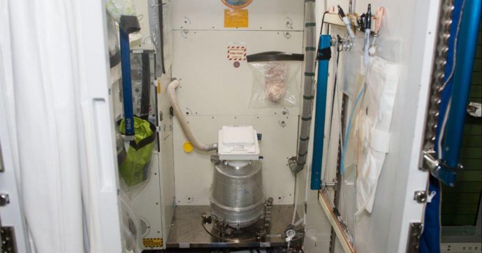 Toilettes guaste sull’ISS: astronauti in pannolone