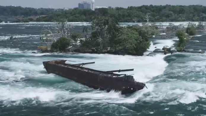 Niagara: una chiatta si avvicina alle cascate