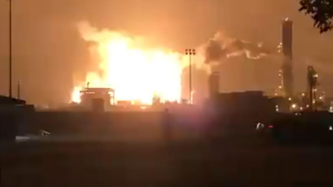 Esplode impianto petrolchimico, boato avvertito a 50 km: evacuato l’intero quartiere